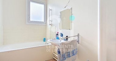 d5696300